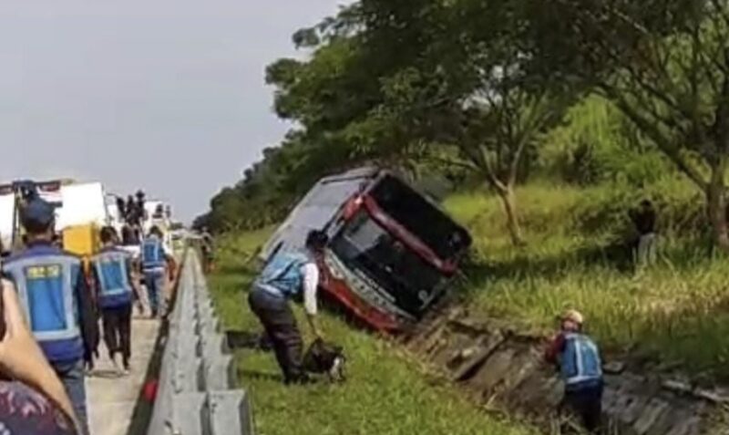 Kecelakaan Maut Bus P O Rosalia Indah Di Tol Batang Semarang Km 370 Korban 7 Orang Meninggal 4521